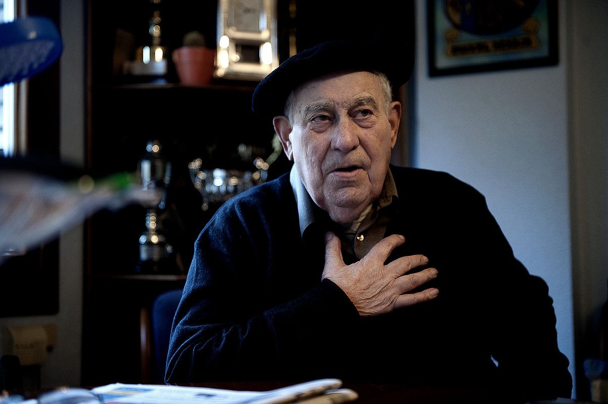Orain urtebete utzi zion Arrate Irratiko esatari lanari Ziriako Ortiz de Zaratek. RAUL BOGAJO / ARGAZKI PRESS.