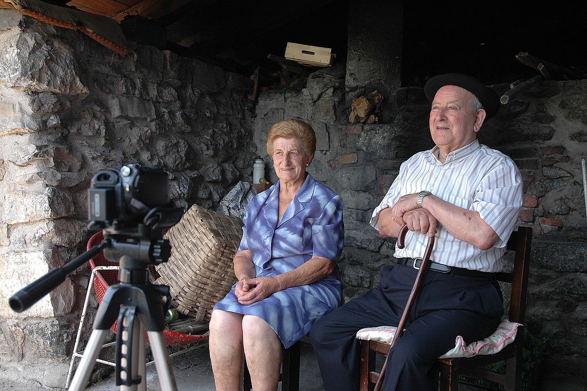 Beizaman elkarrizketa egiten, Maritxu Biain Ezamari eta haren senar Jose Mari Esnaola Otaegiri. BADIHARDUGU EUSKARA ELKARTEA.