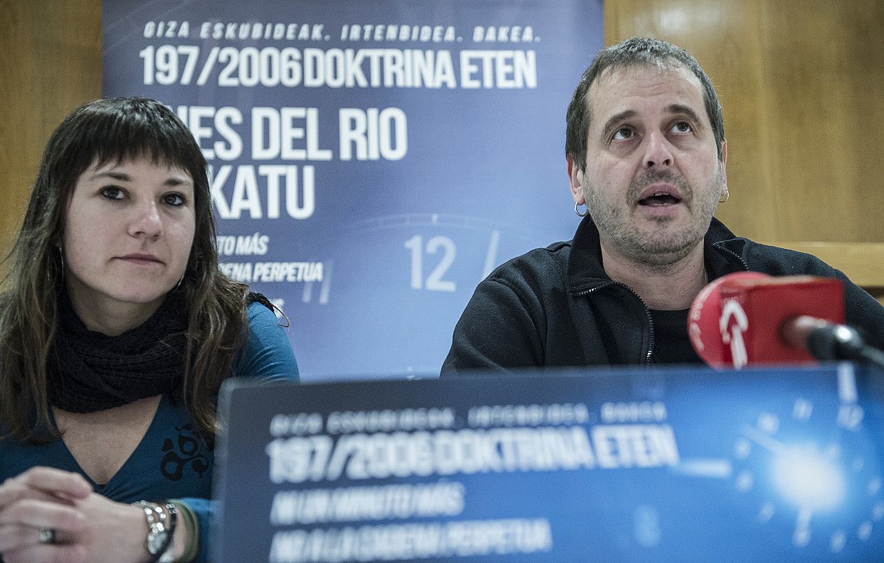 Nagore Garcia eta Fran Balda Herrira-ko kideak, atzo, Iruñean emandako prentsaurrekoan. JAGOBA MANTEROLA / ARGAZKI PRESS. Nagore Garcia eta Fran Balda Herrira-ko kideak, atzo, Iruñean emandako prentsaurrekoan. JAGOBA MANTEROLA / ARGAZKI PRESS.
