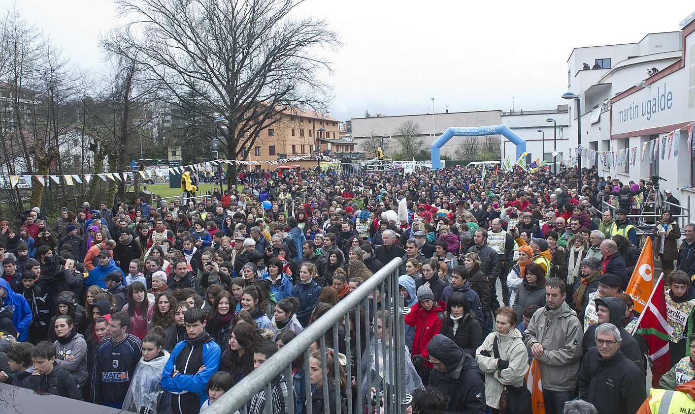 Jendetza handia bildu zen atzo arratsean, Martin Ugalde kultur parkearen atarian. JON URBE / ARGAZKI PRESS.