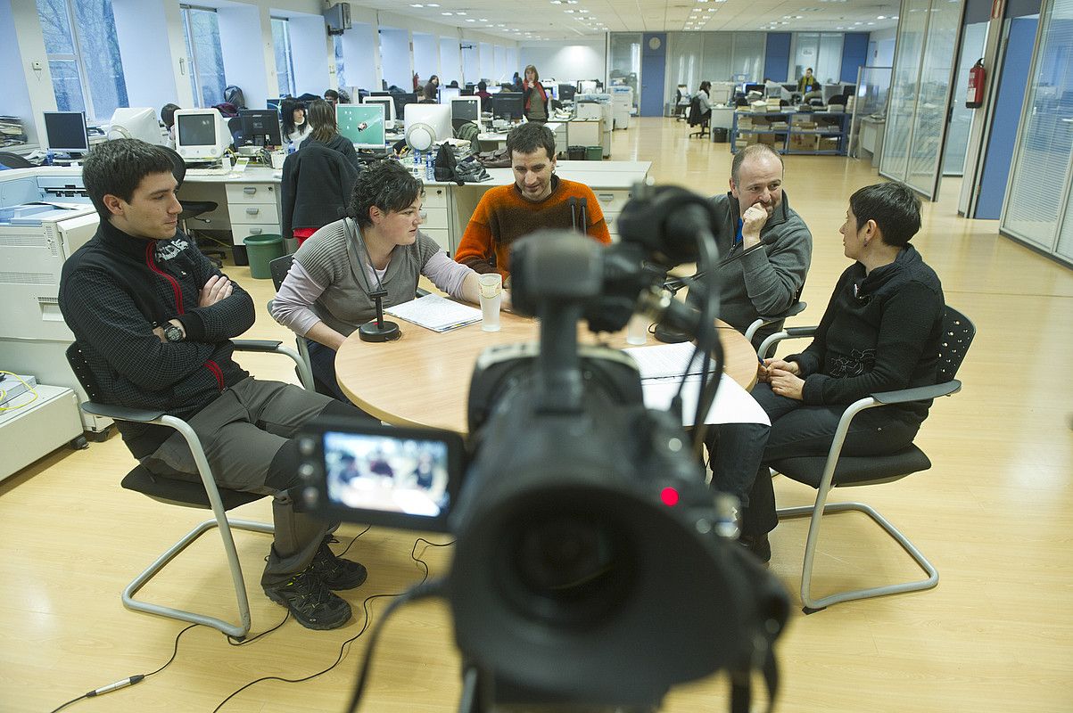 Gari Goikoetxea, Bea Salaberri, Iñaki Petxarroman, Joanmari Larrarte eta Mertxe Mugika, atzo. JON URBE / ARGAZKI PRESS.