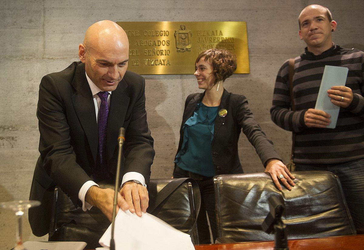 Gomez Bermudez epailea, Izko abokatua eta Garai Herrira-ko kidea, mahaian esertzen. L. JAUREGIALTZO / ARGAZKI PRESS.