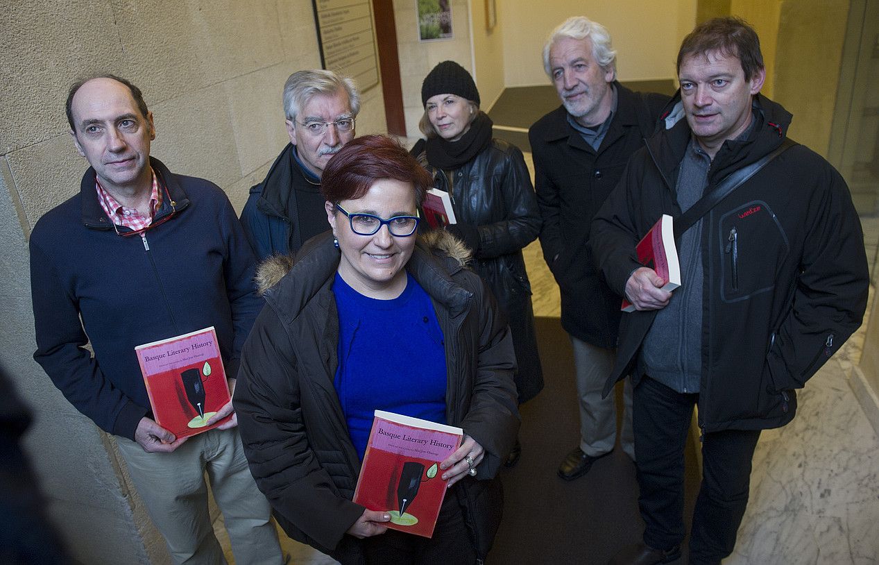 Xabier Altzibar, Patri Urkizu, Aurelia Arkotxa, Joseba Zulaika, Manu Lopez Gaseni, eta denen aurrean, Mari Jose Olaziregi liburuaren editorea, atzo Donostian egindako aurkezpenean. JON URBE / ARGAZKI PRESS.