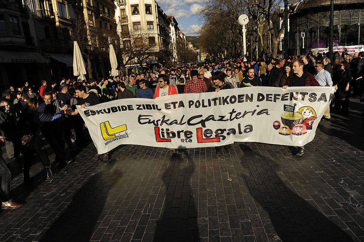 Euskal gazteria libre eta legala lelopean Donostiako gazte auzipetuen alde atzo egin zuten manifestazioaren hasiera. GARI GARAIALDE / ARGAZKI PRESS. Euskal gazteria libre eta legala lelopean Donostiako gazte auzipetuen alde atzo egin zuten manifestazioaren hasiera. GARI GARAIALDE / ARGAZKI PRESS.