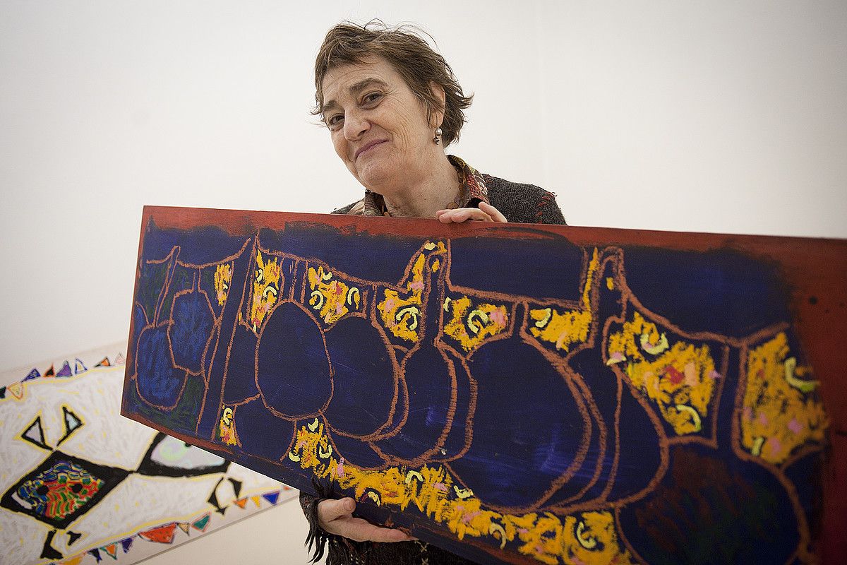 Marta Cardenas margolaria, Donostiako Ekain galerian, bere margolan batekin. GARI GARAIALDE / ARGAZKI PRESS.