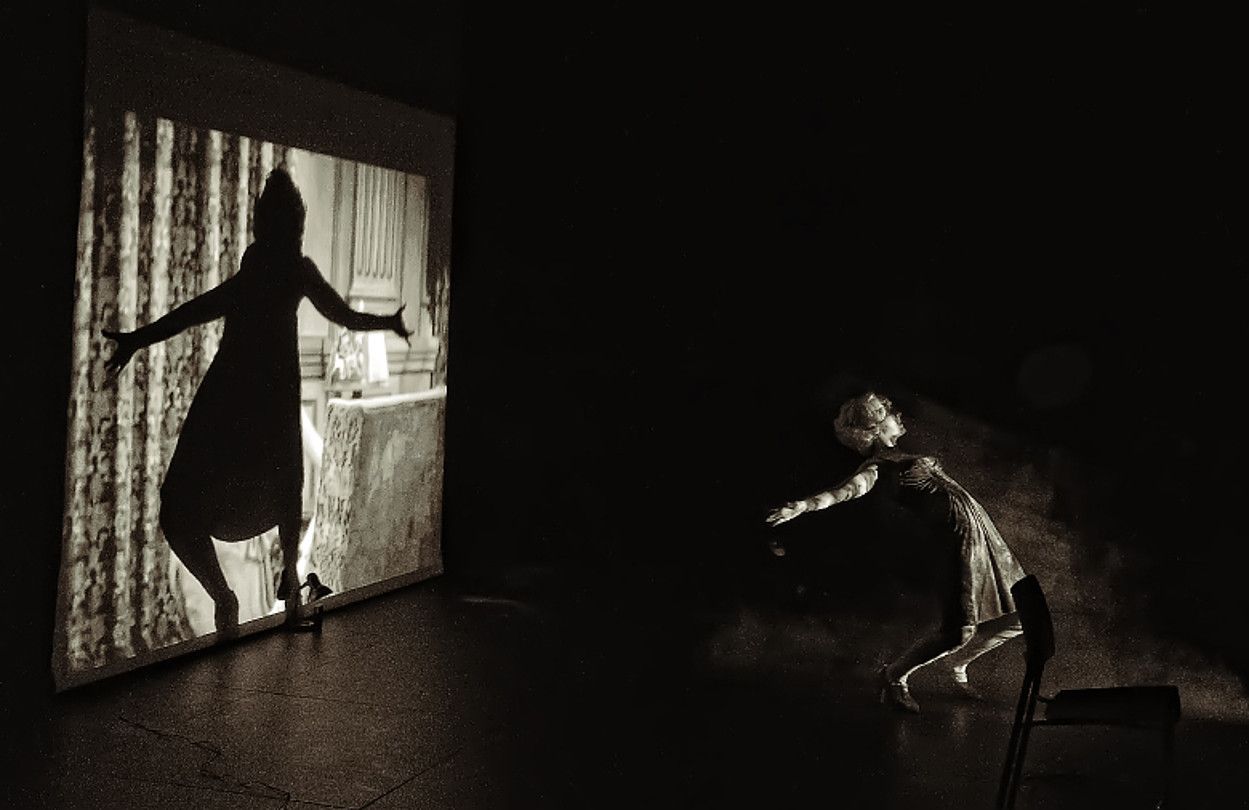 Sleepwalk Collective taldearen As the Flames Rose We Danced to the Sirens, the Sirens antzezlana. MIGUEL GIL. Sleepwalk Collective taldearen As the Flames Rose We Danced to the Sirens, the Sirens antzezlana. MIGUEL GIL.