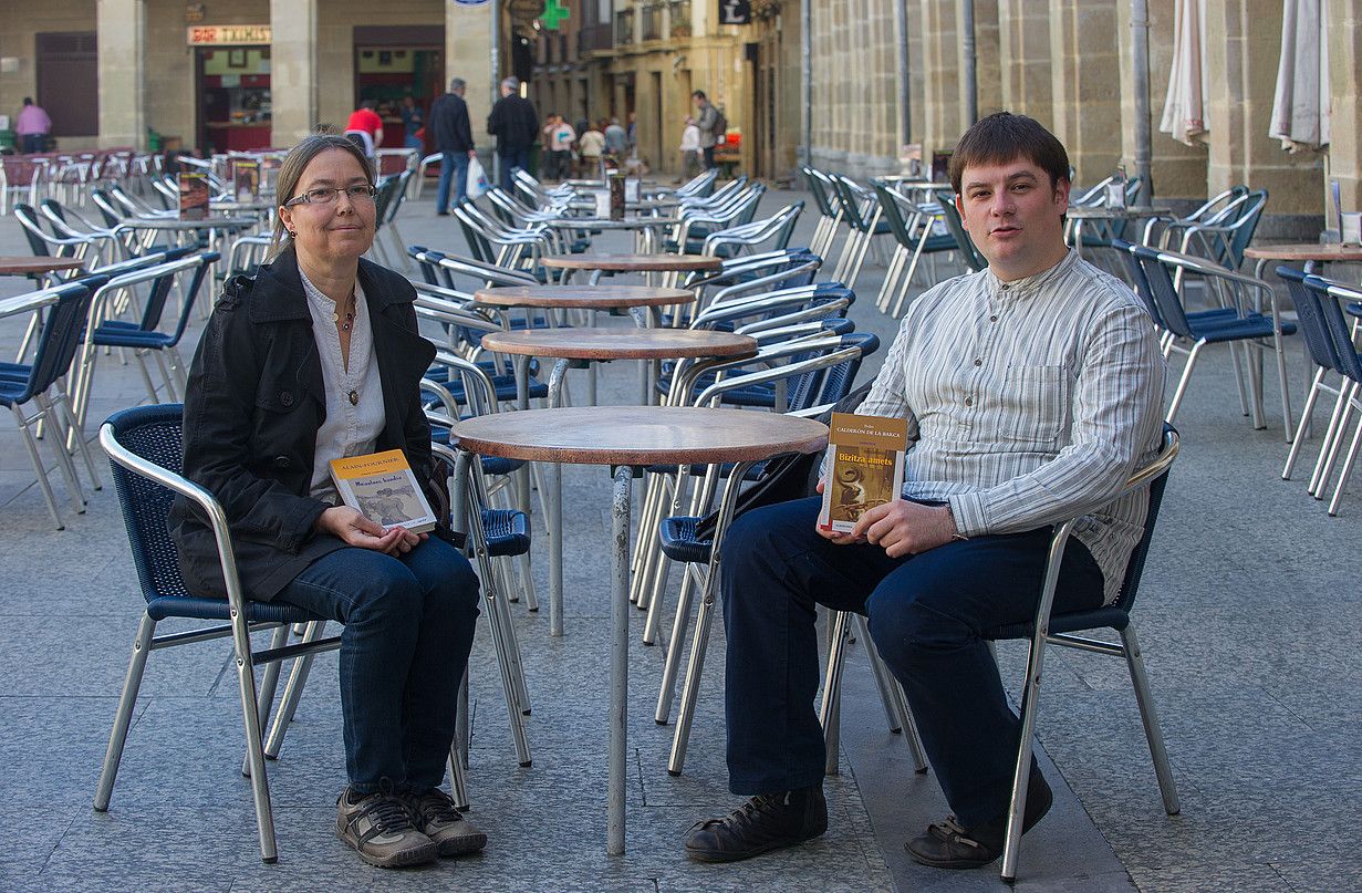 Monika Etxebarria eta Xabier Paya, euren liburuak eskuetan dituztela, atzo, Donostian. ANDONI CANELLADA / ARGAZKI PRESS.