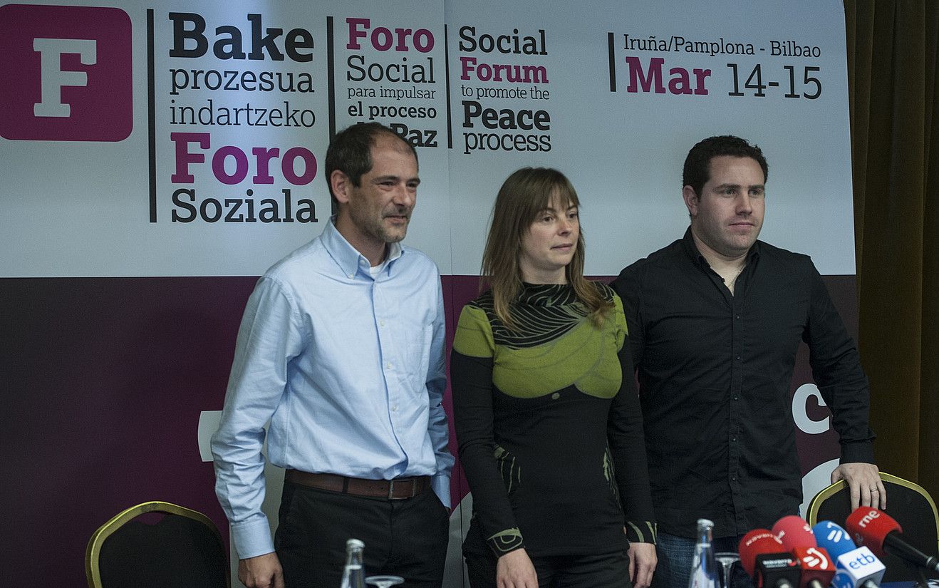 Paul Rios, Ana Elvira eta Peio Dufau, atzo, Iruñeko Tres Reyes hoteleko prentsaurrekoan. JAGOBA MANTEROLA / ARP. Paul Rios, Ana Elvira eta Peio Dufau, atzo, Iruñeko Tres Reyes hoteleko prentsaurrekoan. JAGOBA MANTEROLA / ARP.