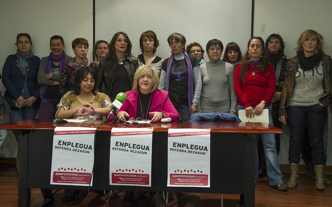 Emakumeen enpleguaren alde atzo Bilbon egindako agerraldia. MONIKA DEL VALLE / ARGAZKI PRESS. Emakumeen enpleguaren alde atzo Bilbon egindako agerraldia. MONIKA DEL VALLE / ARGAZKI PRESS.