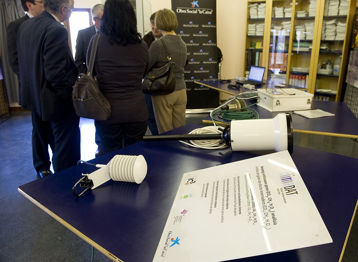 Hainbat gailu erabiliko dituzte Valderejon klimari buruzko neurketak egiteko. RAUL BOGAJO / ARGAZKI PRESS. Hainbat gailu erabiliko dituzte Valderejon klimari buruzko neurketak egiteko. RAUL BOGAJO / ARGAZKI PRESS.