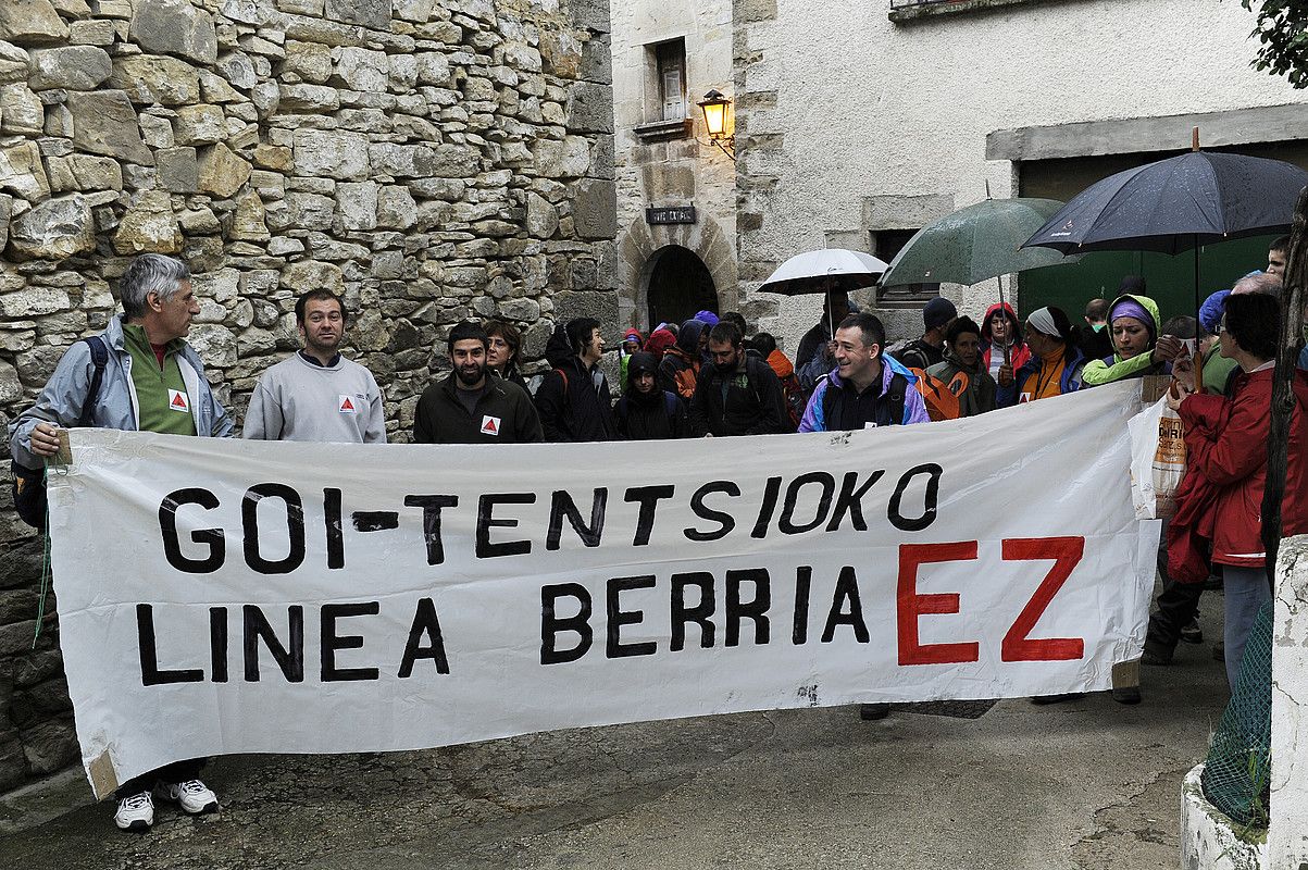 Goi tentsioko linearen aurkako mendi martxa egin zuten iaz; irudian, Ollon. JAGOBA MANTEROLA / ARGAZKI PRESS.