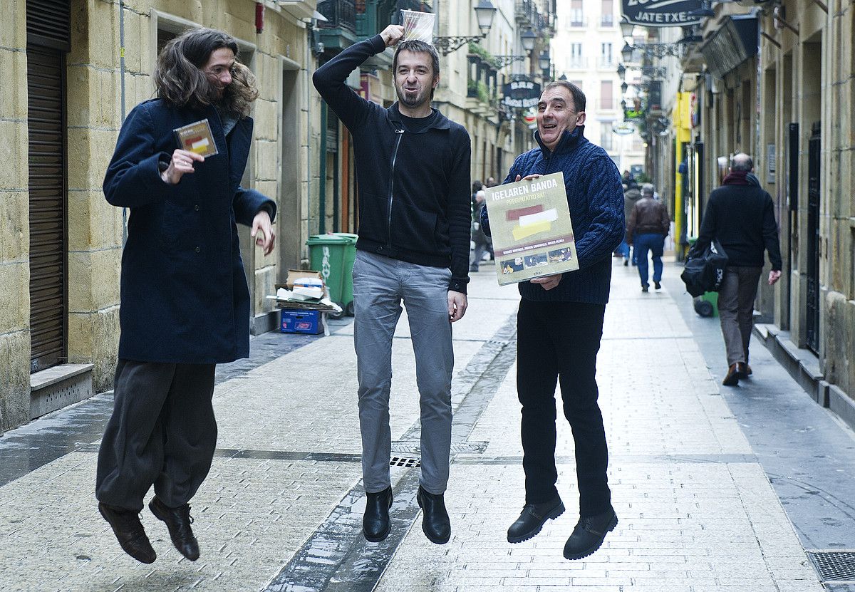 Igelaren Bandako hiru musikariak: Hasier Oleaga, Amaiur Cajaraville eta Bixente Martinez. JON URBE / DONOSTIA.