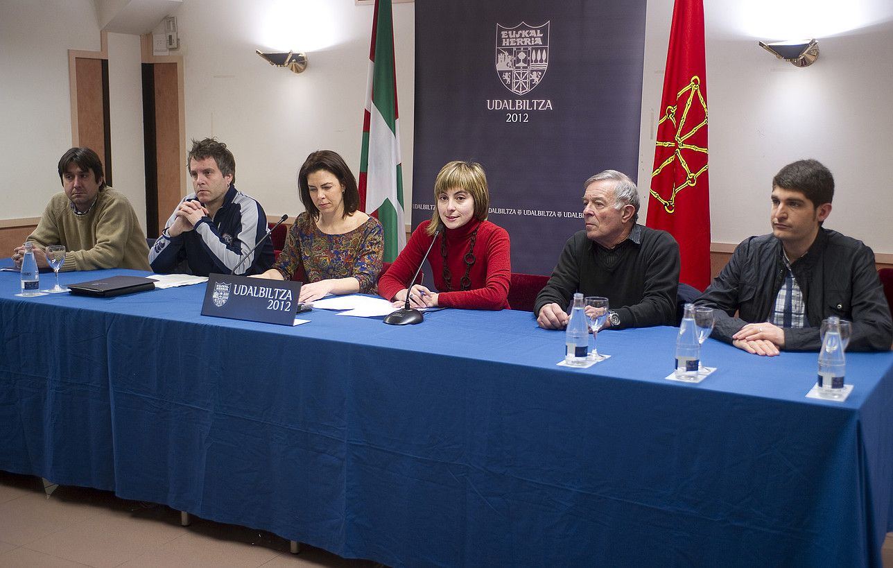 Elizalde, Eguren, Lopez de Aberasturi, Iturre, Gomez eta Romeo, Udalbiltzako talde sustatzaileko kideak, Donostiako agerraldian. JAUN CARLOS RUIZ / ARP. Elizalde, Eguren, Lopez de Aberasturi, Iturre, Gomez eta Romeo, Udalbiltzako talde sustatzaileko kideak, Donostiako agerraldian. JAUN CARLOS RUIZ / ARP.