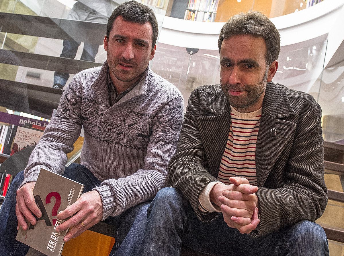Aritz Gorrotxategi eta Harkaitz Cano, atzo, Zer da artea? liburuaren aurkezpenean. GORKA RUBIO / ARGAZKI PRESS. Aritz Gorrotxategi eta Harkaitz Cano, atzo, Zer da artea? liburuaren aurkezpenean. GORKA RUBIO / ARGAZKI PRESS.
