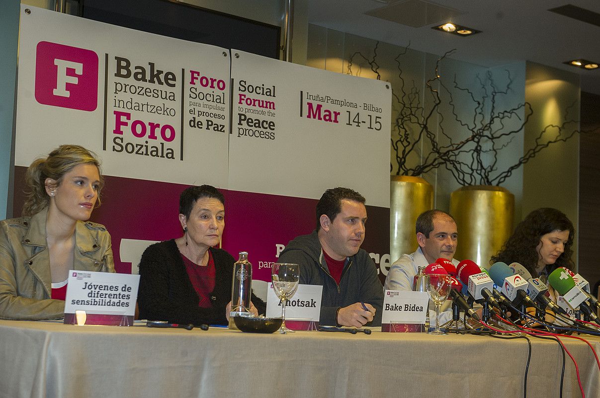 Mireia Zarate, Jone Goirizelaia, Peio Dofao, Paul Rios eta Vanesa Pritz, atzo Bilbon egindako agerraldian. MONIKA DEL VALLE / ARGAZKI PRESS. Mireia Zarate, Jone Goirizelaia, Peio Dofao, Paul Rios eta Vanesa Pritz, atzo Bilbon egindako agerraldian. MONIKA DEL VALLE / ARGAZKI PRESS.
