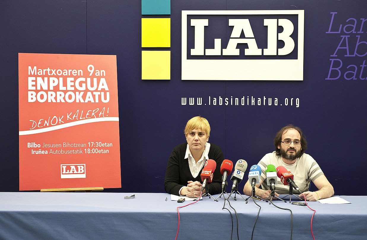Ainhoa Etxaide eta Asier Imaz, atzo, LABen egoitzan. JON HERNAEZ / ARGAZKI PRESS.