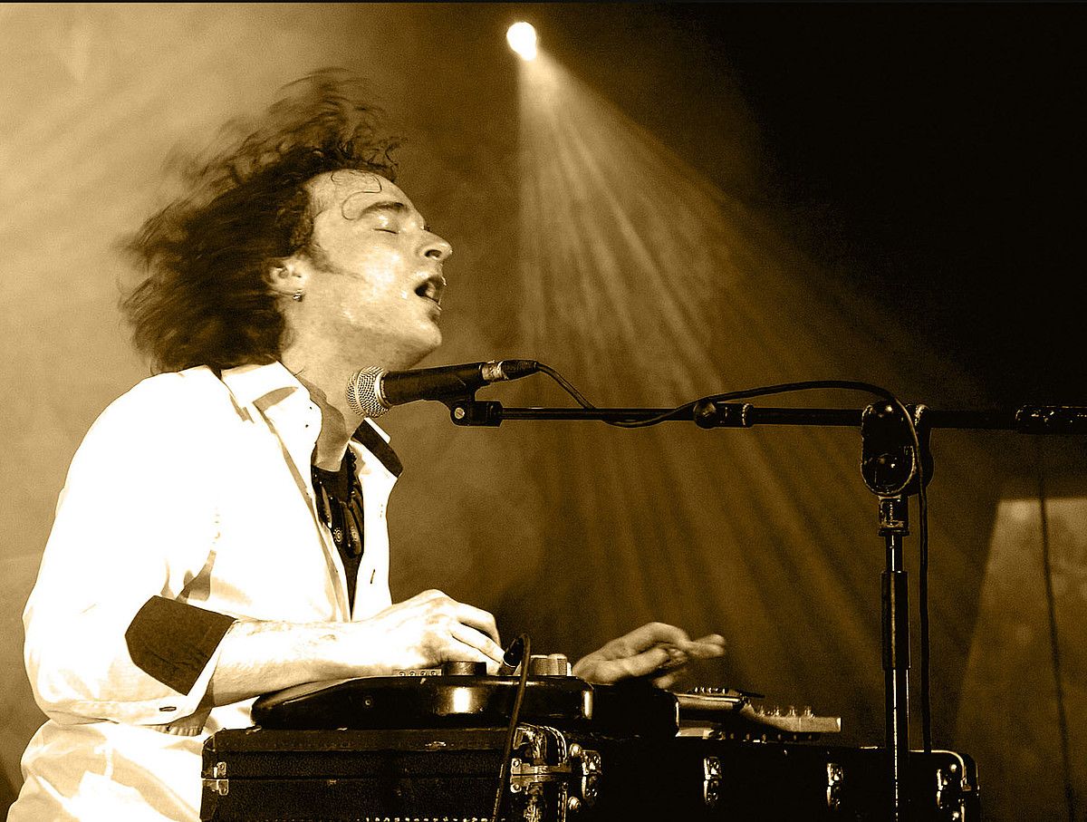 Gaby Jogeixek gitarra elektrikoa eta magaleko altzairuzko gitarra astinduko ditu, bere blues taldearekin. BERRIA. Gaby Jogeixek gitarra elektrikoa eta magaleko altzairuzko gitarra astinduko ditu, bere blues taldearekin. BERRIA.