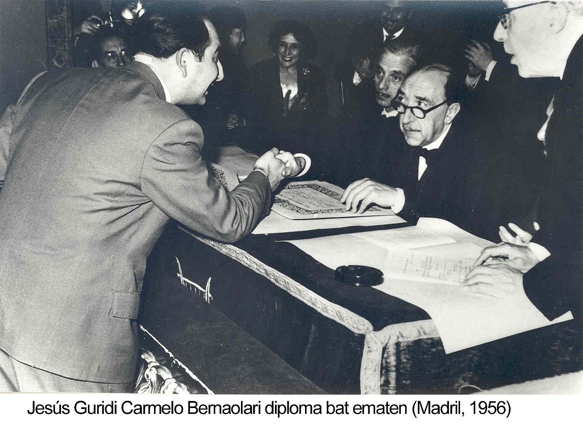 Carmelo Bernaola (ezkerrean), Jesus Guridik emandako diploma bat jasotzen, Madrilen, 1956an. EOS. Carmelo Bernaola (ezkerrean), Jesus Guridik emandako diploma bat jasotzen, Madrilen, 1956an. EOS.