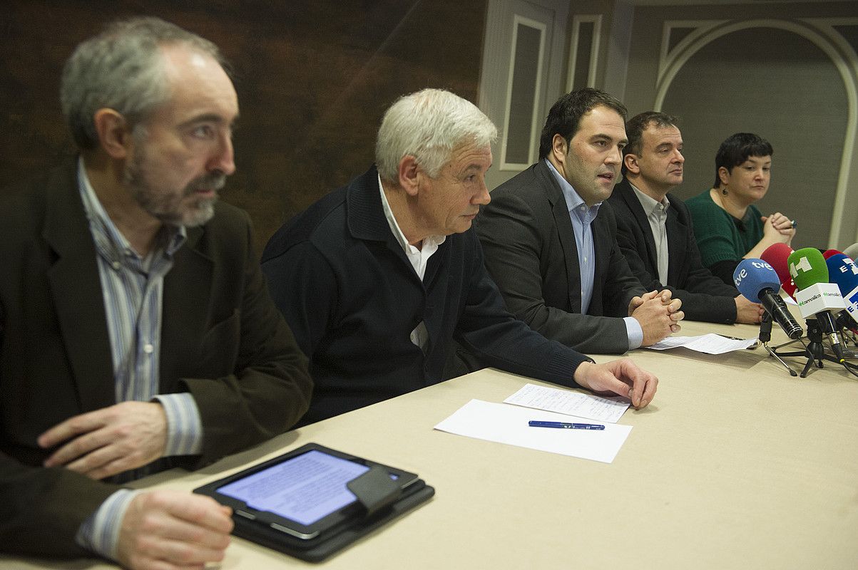 Rafa Larreina, Guillerme Vazquez, Jon Iñarritu, Alfred Bosch eta Onintza Enbeita, atzo. MONIKA DEL VALLE / ARGAZKI PRESS. Rafa Larreina, Guillerme Vazquez, Jon Iñarritu, Alfred Bosch eta Onintza Enbeita, atzo. MONIKA DEL VALLE / ARGAZKI PRESS.