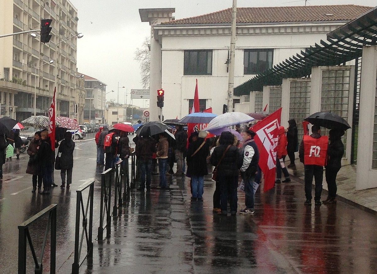 Eskola erreformaren aurkako protesta, atzo. JOSEBA ERREMUNDEGUY.