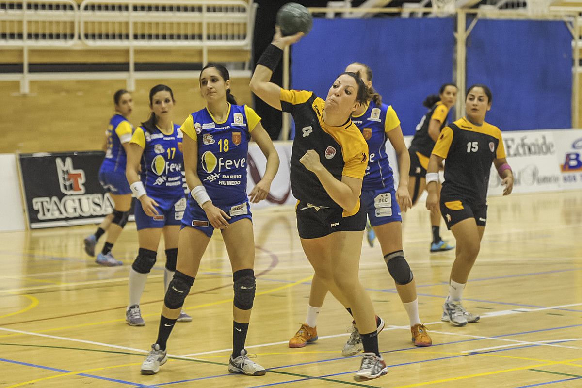 Lidia Jimenez, Itxakokoa, atera jaurtitzen, sasoi honetako ABF LIgako partidan batean. LANDER F. ARROIABE / A. PRESS. Lidia Jimenez, Itxakokoa, atera jaurtitzen, sasoi honetako ABF LIgako partidan batean. LANDER F. ARROIABE / A. PRESS.