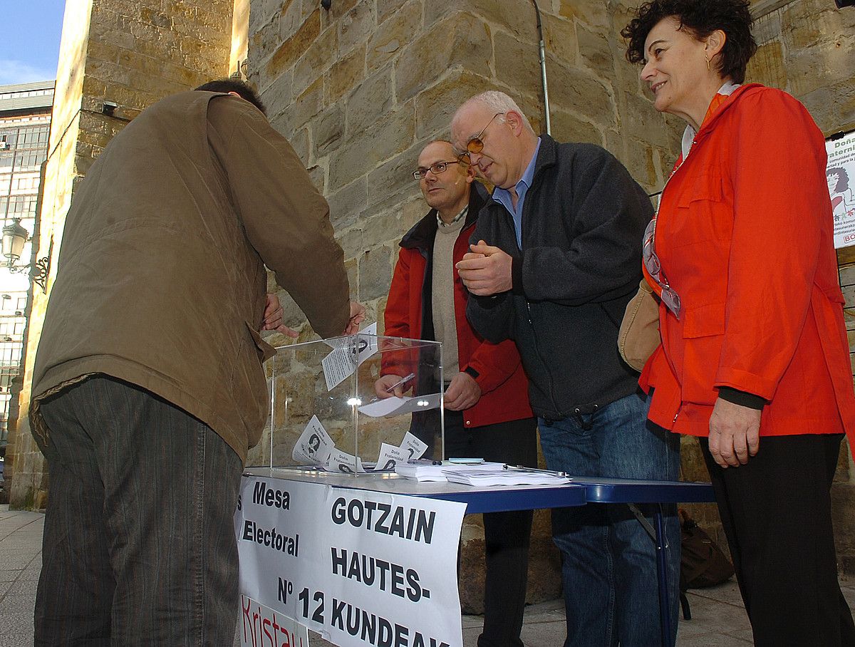 Eliza demokratikoago bat eskatzeko protesta, Bilbon. MONIKA DEL VALLE / ARP.