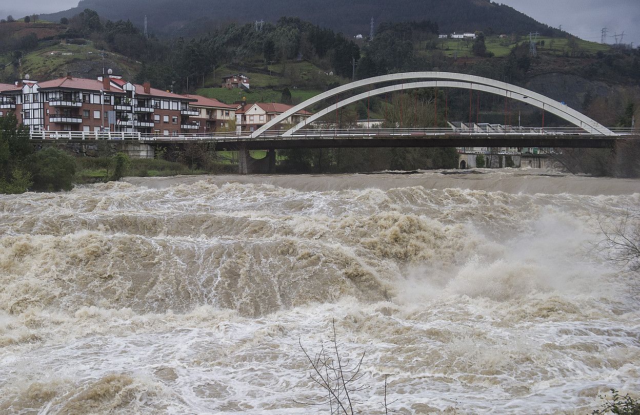 Cadagua ibaiak irudi ikusgarriak utzi zituen Alonsotegi parean. LUIS JAUREGIALTZO / ARGAZKI PRESS. Cadagua ibaiak irudi ikusgarriak utzi zituen Alonsotegi parean. LUIS JAUREGIALTZO / ARGAZKI PRESS.
