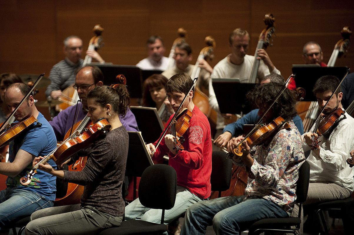 Euskadiko Orkestra Sinfonikoko musikariak, 2011ko apirilean Kursaalean egindako entsegu batean. JUAN CARLOS RUIZ / ARGAZKI PRESS. Euskadiko Orkestra Sinfonikoko musikariak, 2011ko apirilean Kursaalean egindako entsegu batean. JUAN CARLOS RUIZ / ARGAZKI PRESS.