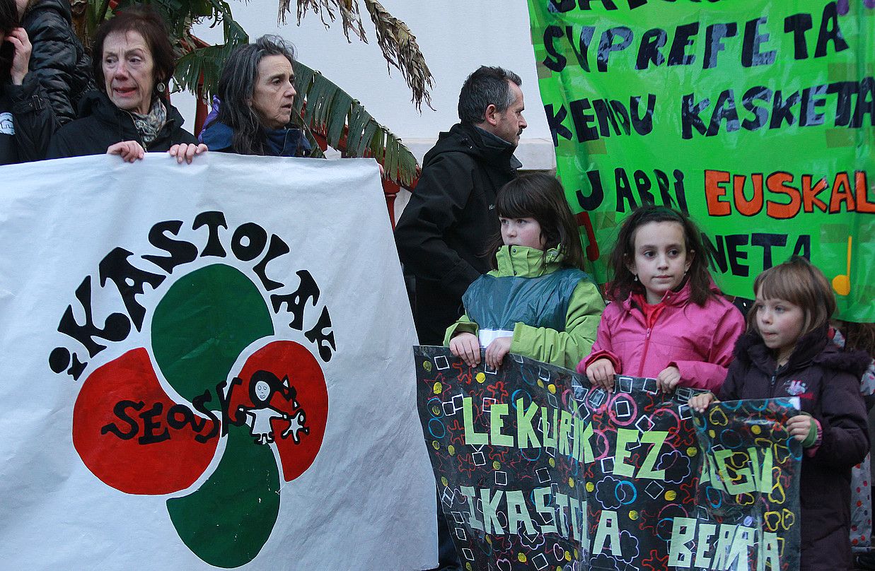 Joan den larunbatean Baionan milaka herritar bildu ziren, ikastolei sostengua adierazteko. BOB EDME.