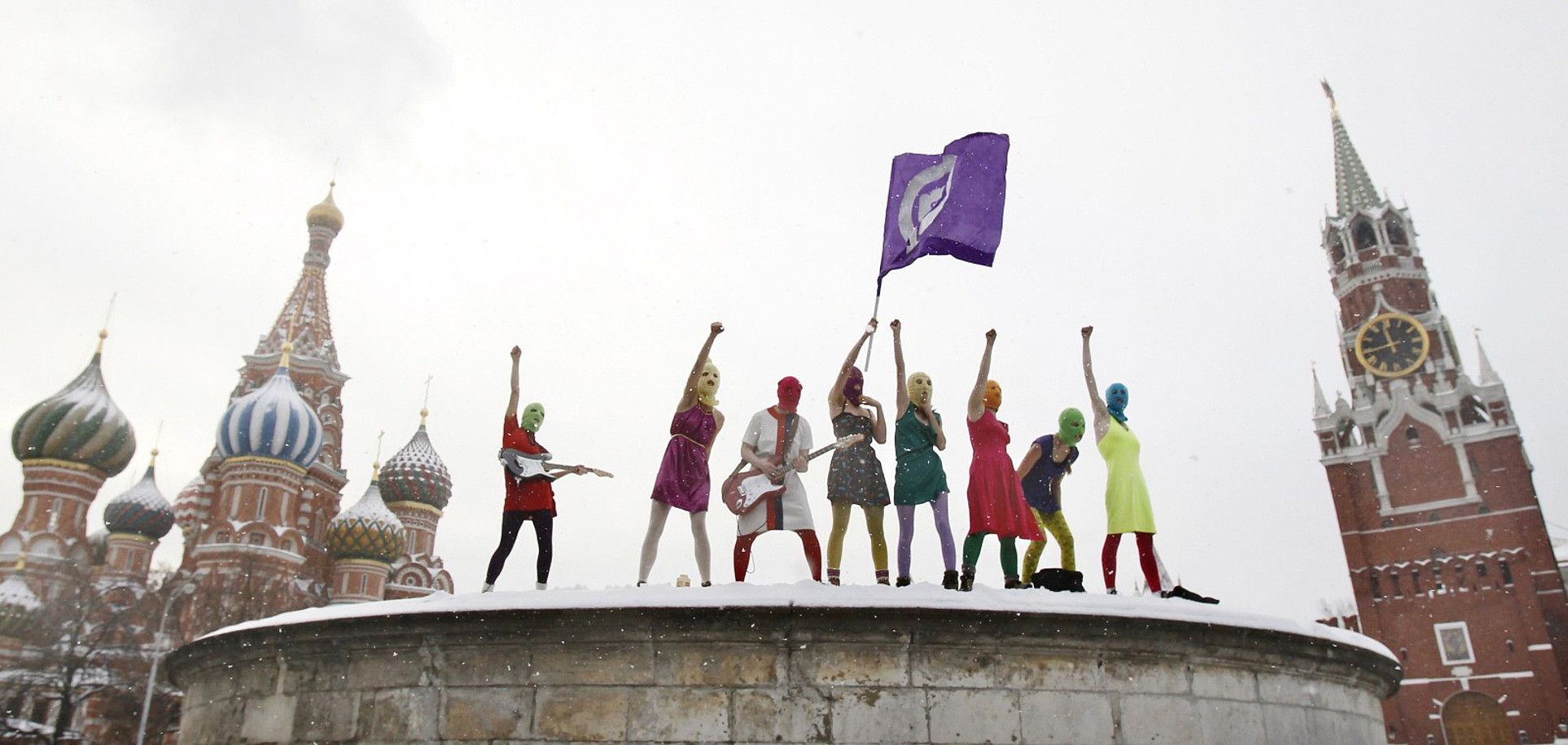Mundu osoan itzelezko oihartzuna izan zuen Pussy Riot talde feministak iaz egin zuen Punk Otoitza-k. BERRIA / BERRIA. Mundu osoan itzelezko oihartzuna izan zuen Pussy Riot talde feministak iaz egin zuen Punk Otoitza-k. BERRIA / BERRIA.