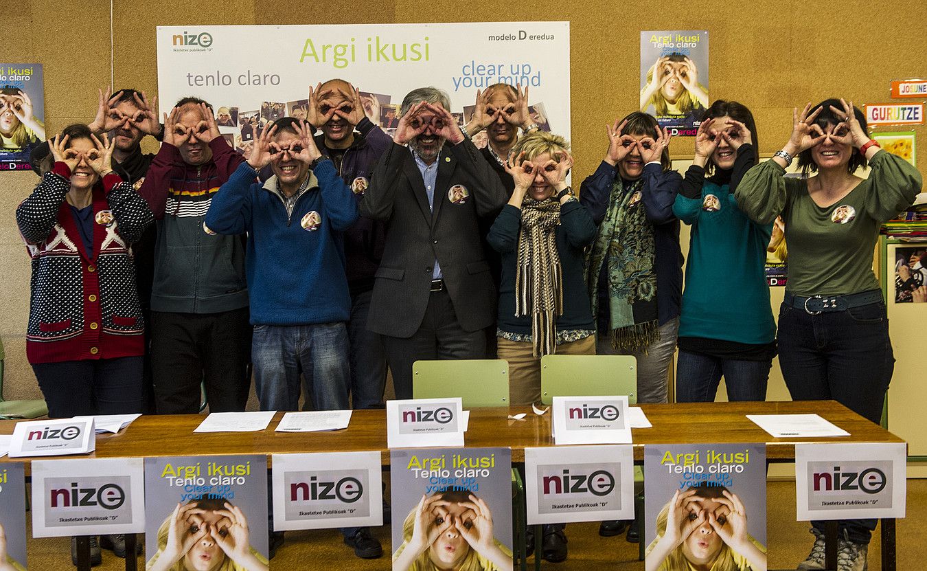 Argi eduki leloa irudikatuz agertu ziren NIZEko kideak atzo Iruñean. LANDER FDZ. ARROIABE / ARGAZKIPRESS. Argi eduki leloa irudikatuz agertu ziren NIZEko kideak atzo Iruñean. LANDER FDZ. ARROIABE / ARGAZKIPRESS.