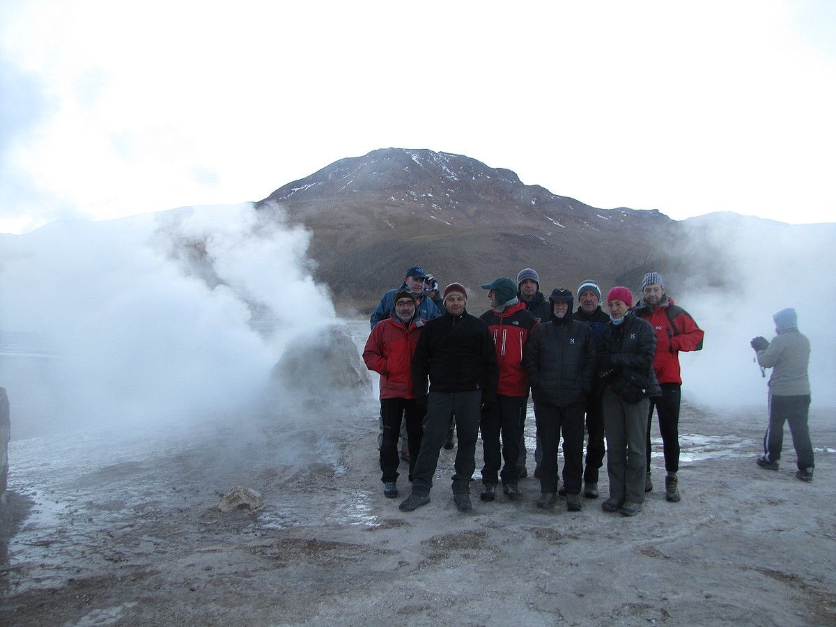 Espedizioko taldekideak, Tatioko geyserrak eta, atzean, Cerro Copacollo (4835 m). OSCAR LOPEZ.