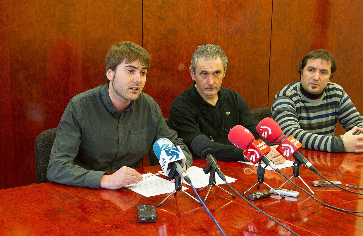 Ibai Iriarte Tolosako alkatea, Joxean Llaguno Sopuertakoa eta Aser Lertxundi Zarauzko zinegotzia, atzo. A. C. / ARP.