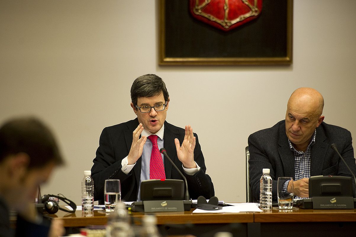 Jose Iribas, Nafarroako Hezkuntza kontseilaria, atzo, parlamentuan, azalpenak ematen. IDOIA ZABALETA / ARGAZKI PRESS. Jose Iribas, Nafarroako Hezkuntza kontseilaria, atzo, parlamentuan, azalpenak ematen. IDOIA ZABALETA / ARGAZKI PRESS.