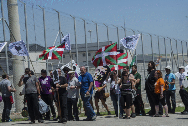 Hainbat lagun Puerto Santa Maria (Espainia) espetxe atarian, joan den maiatzean, Sortuk deitutako ekinbidean. MARISOL RAMIREZ, ARGAZKI PRESS