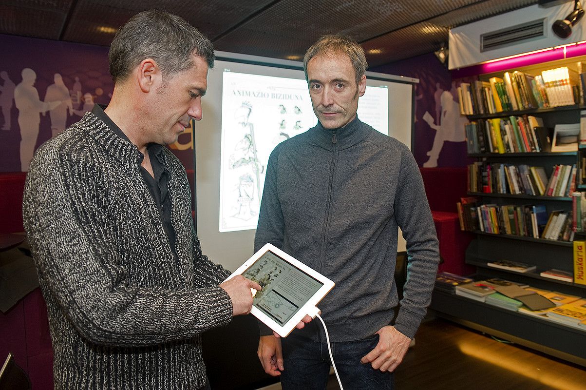 Edorta Barrutabeña eta Juanjo Elordi, Gartxot liburu interaktiboa aurkezten. IDOIA ZABALETA / ARGAZKI PRESS. Edorta Barrutabeña eta Juanjo Elordi, Gartxot liburu interaktiboa aurkezten. IDOIA ZABALETA / ARGAZKI PRESS.