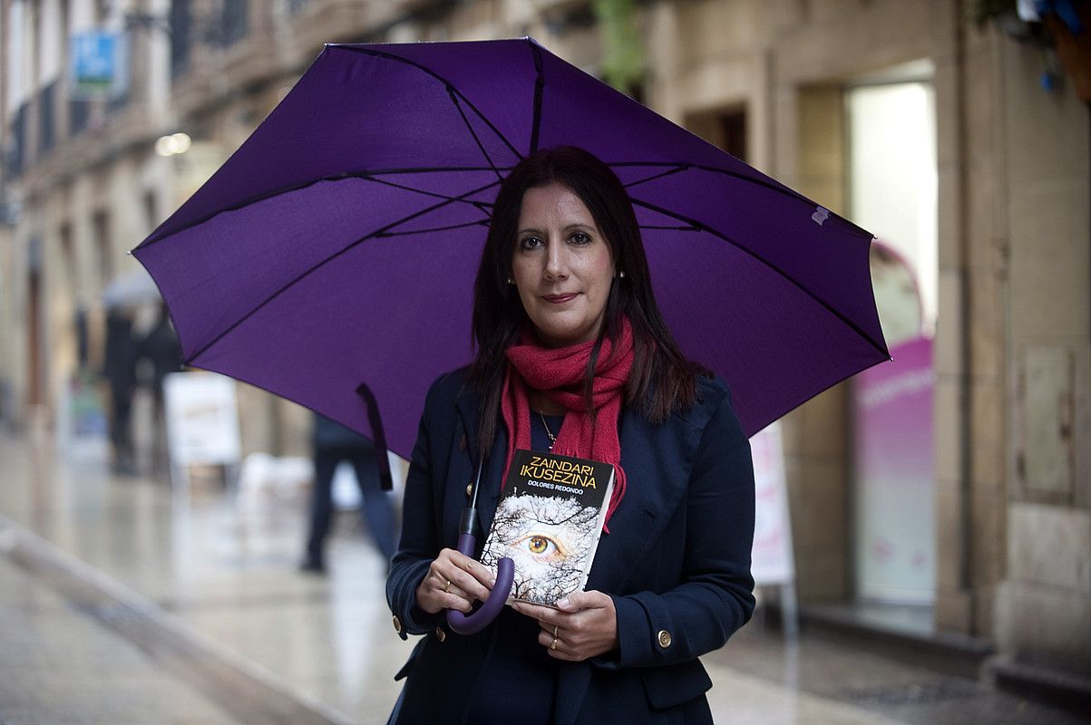 Dolores Redondo Donostian izan zen atzo, Zaindari ikusezina-ren euskarazko itzulpena aurkezten. J.C. RUIZ / ARP. Dolores Redondo Donostian izan zen atzo, Zaindari ikusezina-ren euskarazko itzulpena aurkezten. J.C. RUIZ / ARP.