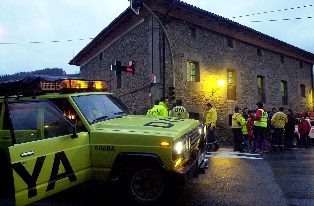 DYA eta Gurutze Gorriko larrialdietako langileak, galdutako mendizale baten bilaketa hasten. JUANAN RUIZ / ARP. DYA eta Gurutze Gorriko larrialdietako langileak, galdutako mendizale baten bilaketa hasten. JUANAN RUIZ / ARP.