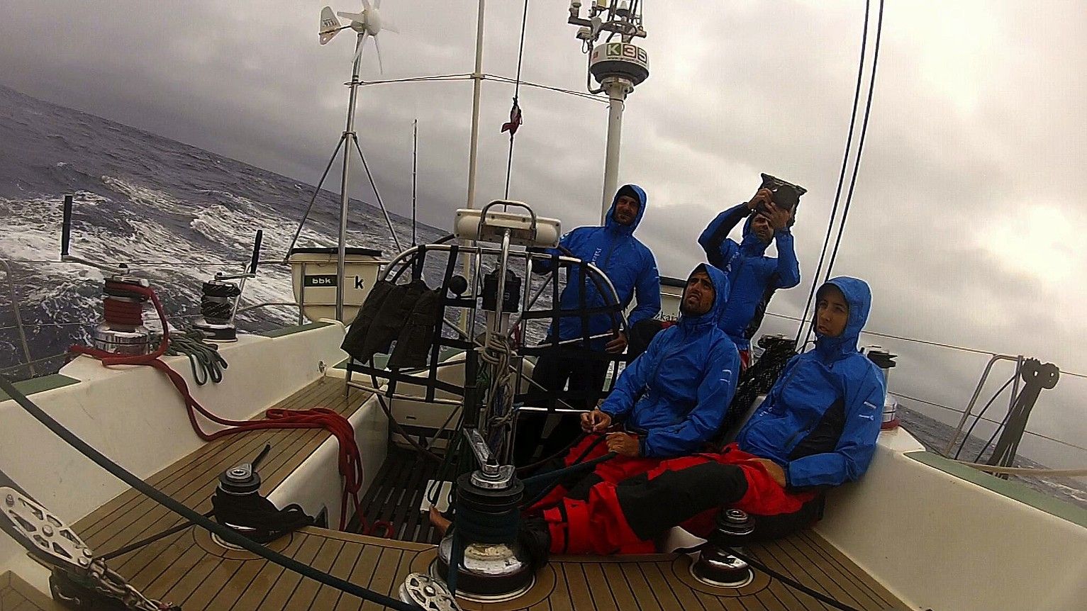 Cabo Verdetik Argentinara Ozeano Atlantikoa zeharkatzen hiru aste pasatu dituzte espedizioko kideek. PAKEA BIZKAIA.