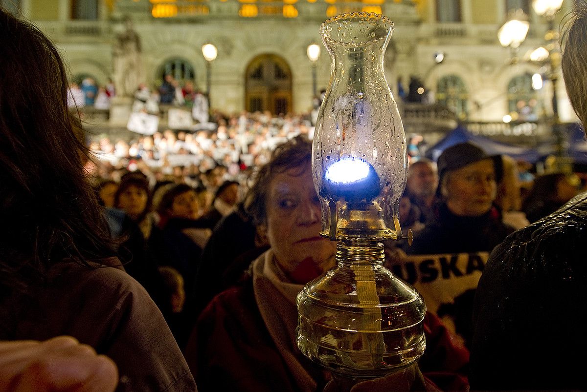 Euripean, baina milaka eta milaka herritarren babesarekin egin zuten manifestazioko ibilibidea euskal preso eta iheslarien senideek. MARISOL RAMIREZ / ARP. Euripean, baina milaka eta milaka herritarren babesarekin egin zuten manifestazioko ibilibidea euskal preso eta iheslarien senideek. MARISOL RAMIREZ / ARP.