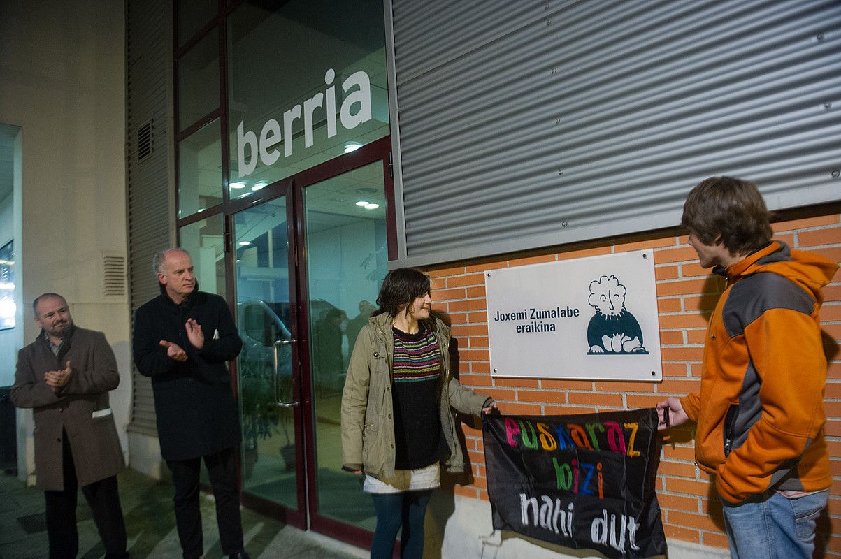 Joxemi Zumalaberen izena jarri diote BERRIAren egoitza nagusiari. Haren seme-alabek kendu zioten estalia plakari. ANDONI CANELLADA / ARGAZKI PRESS.