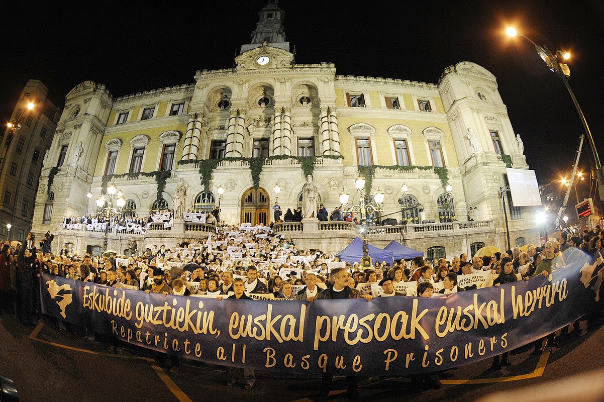 Irudian, iazko urtarrilean Egin Dezagun Bidea plataformak deituta euskal presoen eskubideen alde Bilbon egin zen martxaren amaiera. JON URBE / ARP.