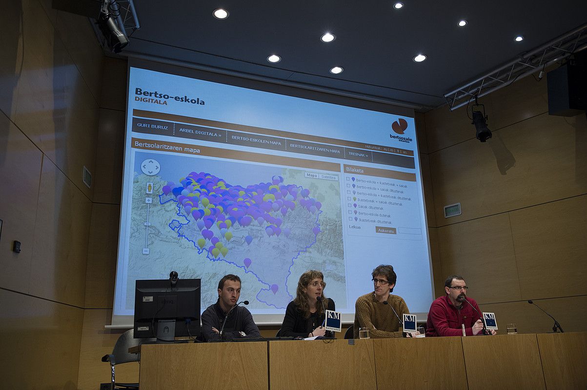 Manex Agirrezabal, Ixiar Eizagirre, Bertol Arrieta eta Aritz Zerain, Bertsozale Elkarteko eta IXA Taldeko kideak, aurkezpenean. GORKA RUBIO / ARP. Manex Agirrezabal, Ixiar Eizagirre, Bertol Arrieta eta Aritz Zerain, Bertsozale Elkarteko eta IXA Taldeko kideak, aurkezpenean. GORKA RUBIO / ARP.