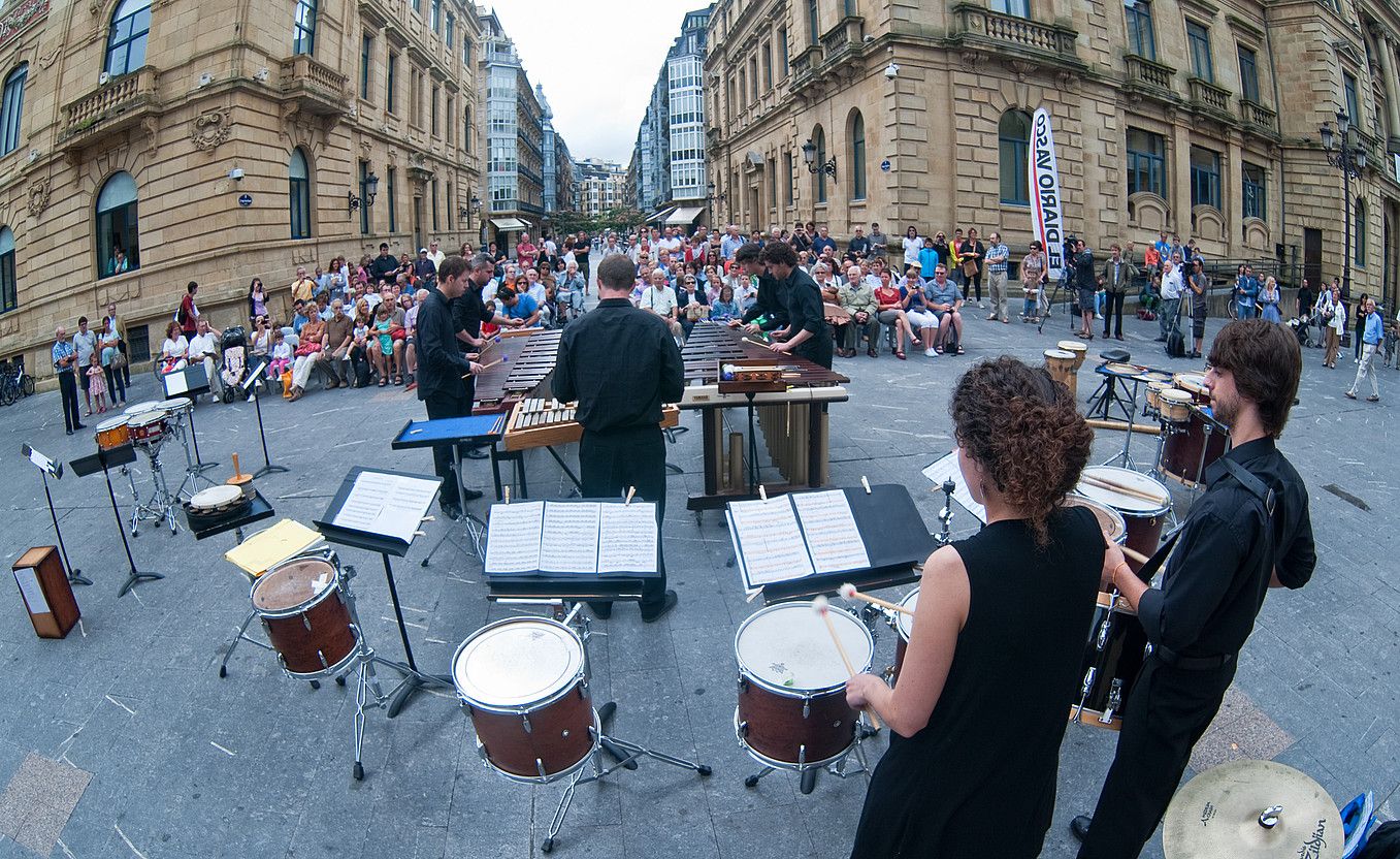 Hainbat musikari kalean, iazko Musika Hamabostaldian, Donostian, elkarrekin lanean. JON URBE / ARGAZKI PRESS.