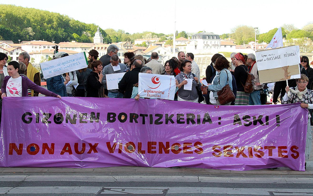 Iparraldean, feministen protestak eragin zituen sexu jazarpenaren aurkako legea baliogabetzeak. BOB EDME.