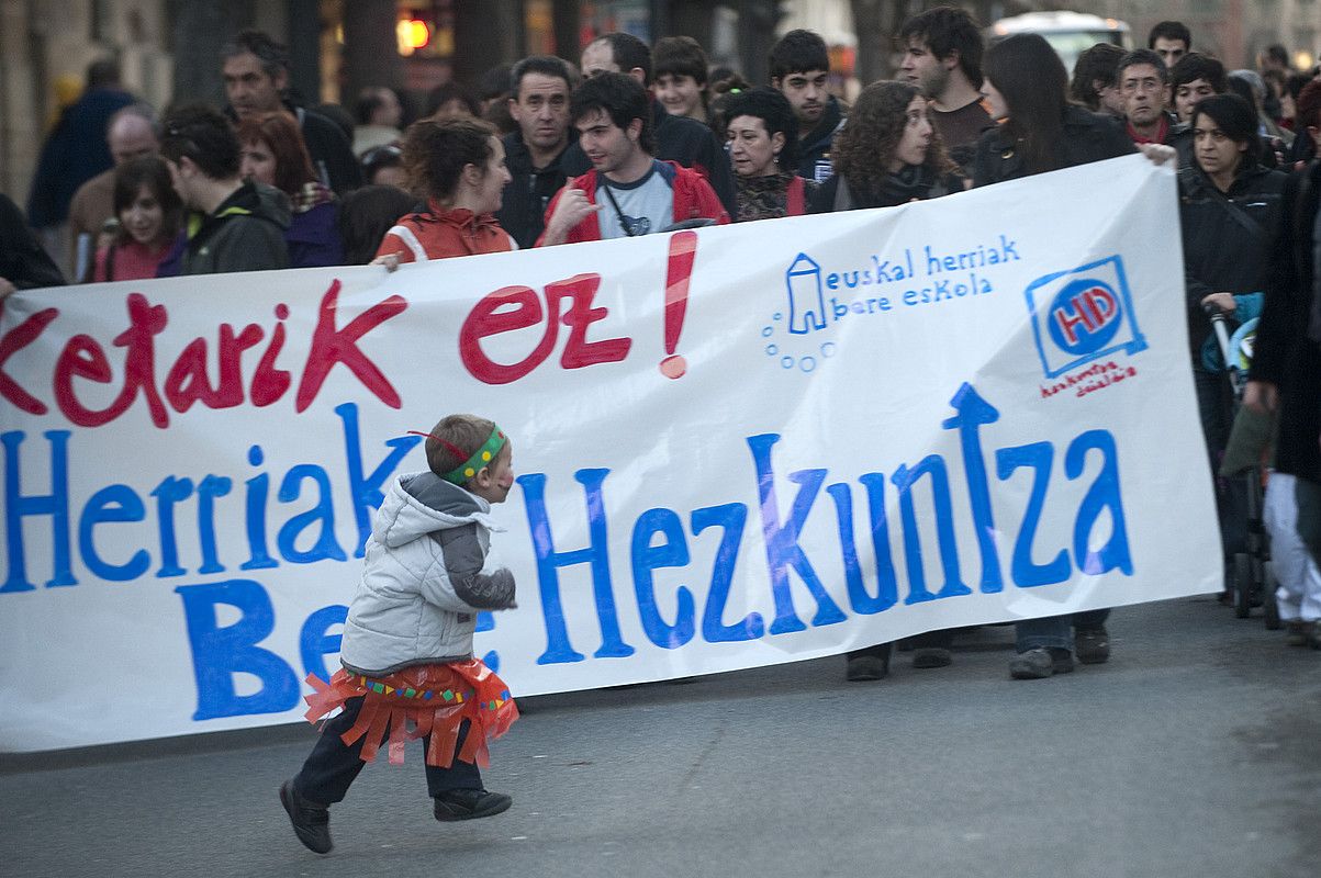 Hezkuntzak eraberritu bat behar duela uste dute adituek. Hizkuntzaren gaian, adibidez, gaur egungo hizkuntz ereduak gainditu behar direla irizten diote. JAGOBA MANTEROLA / ARGAZKI PRESS.