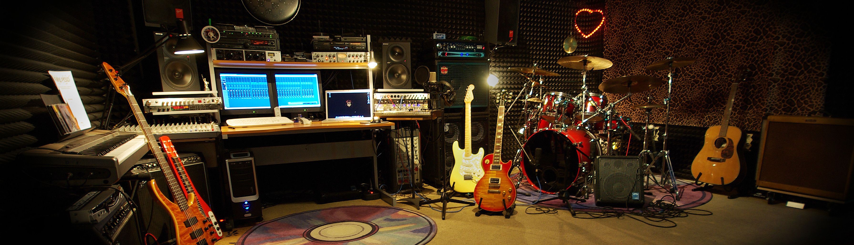 Musika estudio baten panoramika. Mahaia, eta haren bueltan, instrumentuak. BERRIA / BERRIA. Musika estudio baten panoramika. Mahaia, eta haren bueltan, instrumentuak. BERRIA / BERRIA.