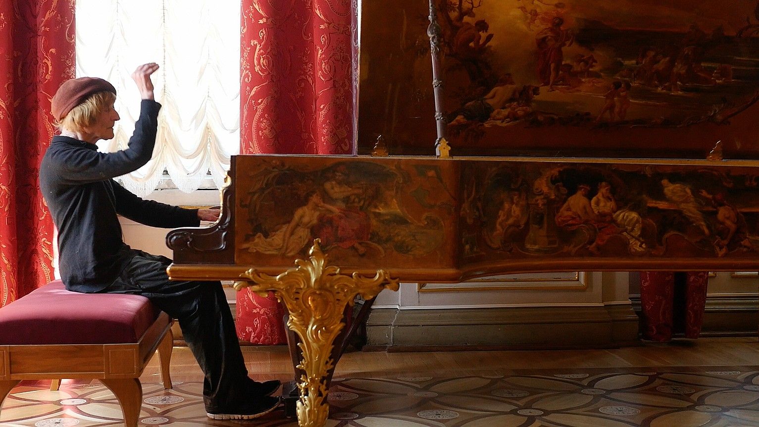 Oleg Karavaitxuk, Nikolas II.aren pianoa izandakoa jotzen, San Petersburgoko Hermitagen, Andres Duqueren filmaren fotograma batean. IKUSPUNTU JAIALDIA.