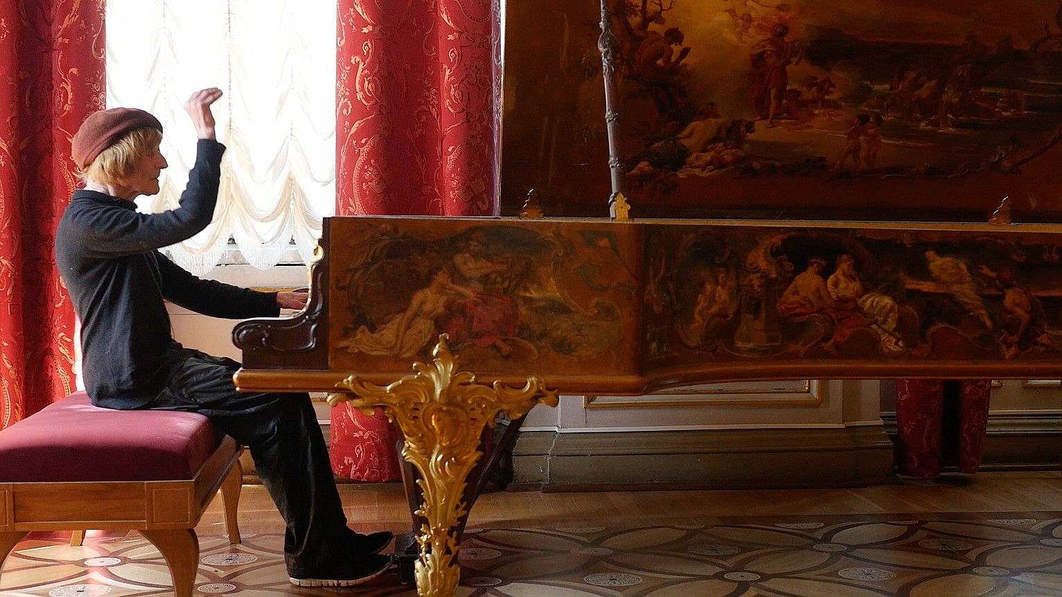 Oleg Karavaitxuk, Nikolas II.aren pianoa izandakoa jotzen, San Petersburgoko Hermitagen, Andres Duqueren filmaren fotograma batean. IKUSPUNTU JAIALDIA. Oleg Karavaitxuk, Nikolas II.aren pianoa izandakoa jotzen, San Petersburgoko Hermitagen, Andres Duqueren filmaren fotograma batean. IKUSPUNTU JAIALDIA.