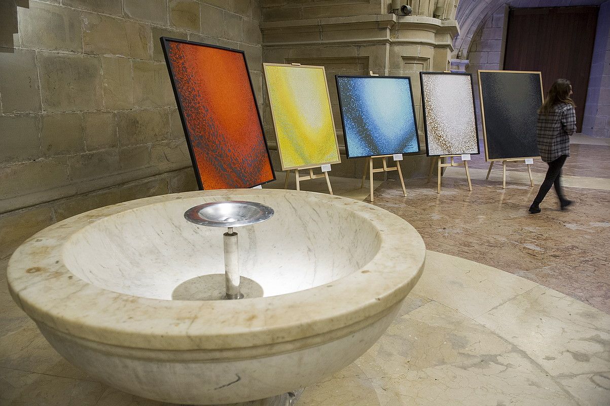 Xavier Alvarez de Eulateren Agerkunderako espazioak saileko bost obra koloretsu, Donostiako Santa Maria basilikan. JUAN CARLOS RUIZ / ARGAZKI PRESS.